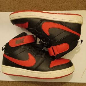 $45 NIKE COURT BOYS SIZE 4